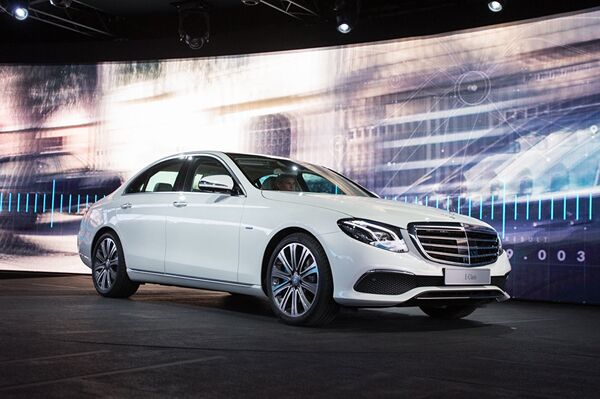 Mercedes S Class 2017 года выпуска, суточная аренда которого составляет 600 манатов Mercedes S Class 2017 года выпуска, суточная аренда которого составляет 600 манатов - Sputnik Азербайджан