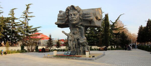Памятник Самеду Вургуну в Газахе Памятник Самеду Вургуну в Газахе - Sputnik Азербайджан