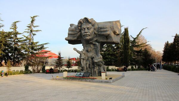 Памятник Самеду Вургуну в Газахе - Sputnik Азербайджан