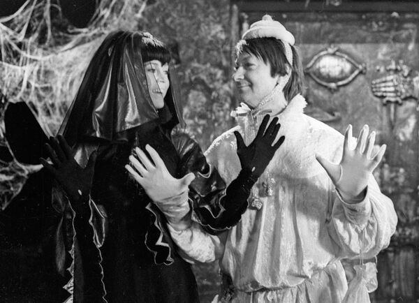 Актриса Джейн Фонда (слева) в роли Ночи и актер Георгий Вицин (справа) на съемках фильма Синяя птица Актриса Джейн Фонда (слева) в роли Ночи и актер Георгий Вицин (справа) на съемках фильма Синяя птица - Sputnik Азербайджан