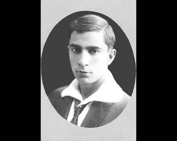 Афрасияб Бадалбейли в студенческие годы Афрасияб Бадалбейли в студенческие годы - Sputnik Азербайджан