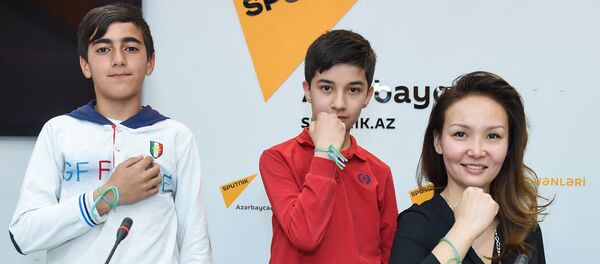 Представитель оргкомитета проекта Футбол для дружбы Амина Конурбаева,футболист Раван Кязымов и юный журналист Асеф Айдамиров - Sputnik Азербайджан