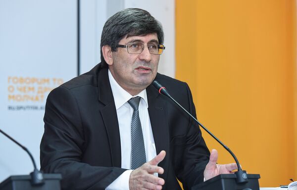 Руководитель Sputnik Азербайджан Азиз Алиев в ходе пресс-конференции участницы проекта Ты супер! Парваны Алджановой Руководитель Sputnik Азербайджан Азиз Алиев в ходе пресс-конференции участницы проекта Ты супер! Парваны Алджановой - Sputnik Азербайджан