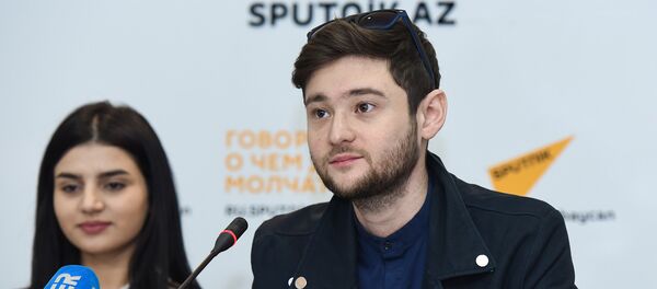 Победитель конкурса Евровидение 2012 Эльдар Гасымов на пресс-конференции Парваны Алджановой - Sputnik Азербайджан