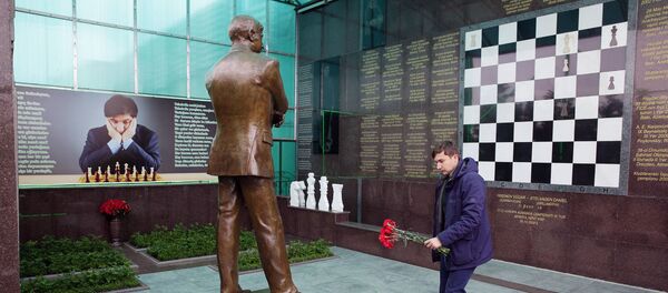 Российский гроссмейстер Сергей Карякин посетил Шахматную академию Вюгара Гашимова - Sputnik Азербайджан