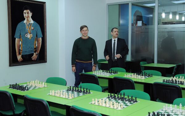Российский гроссмейстер Сергей Карякин посетил Шахматную академию Вюгара Гашимова - Sputnik Азербайджан