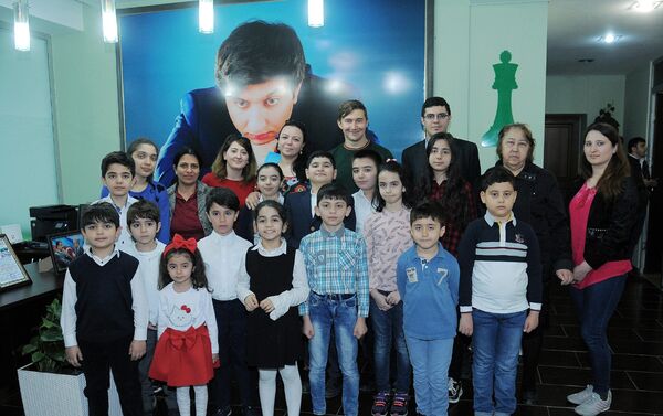 Российский гроссмейстер Сергей Карякин посетил Шахматную академию Вюгара Гашимова - Sputnik Азербайджан