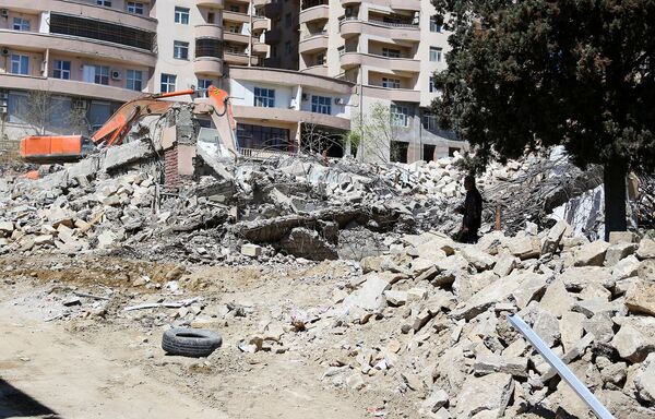 Hazırda ərazidə söküntü işləri davam edir Hazırda ərazidə söküntü işləri davam edir - Sputnik Azərbaycan