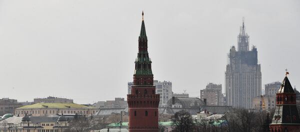 Московский Кремль и Кремлевская набережная, на втором плане справа — здание министерства иностранных дел РФ - Sputnik Азербайджан