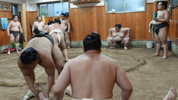 Тренировка борцов спортивной корпорации японского сумо, фото из архива - Sputnik Азербайджан