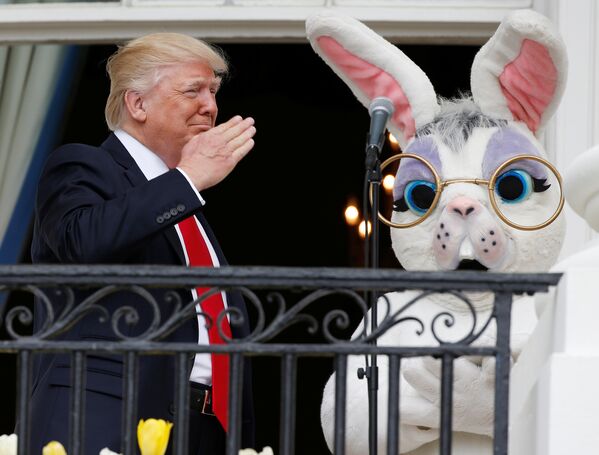 Дональд Трамп и Пасхальный кролик - Sputnik Азербайджан