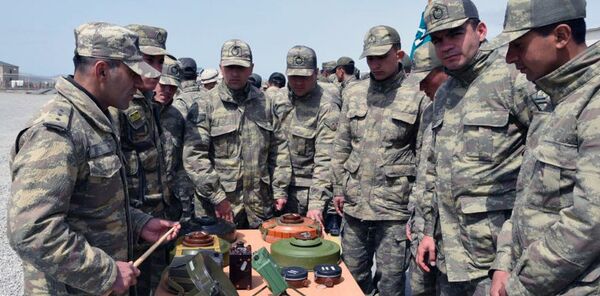 Проведена демонстрация вооружения, военной и специальной техники, которые будут применены на азербайджано-турецких совместных учениях Проведена демонстрация вооружения, военной и специальной техники, которые будут применены на азербайджано-турецких совместных учениях - Sputnik Азербайджан