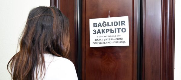 Девушка стоит у закрытой двери Девушка стоит у закрытой двери - Sputnik Азербайджан