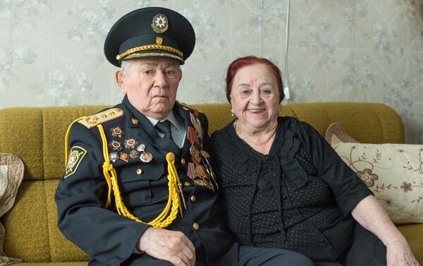 Ветеран Исмаил Касумов с супругой Ириной Чайковской - Sputnik Азербайджан