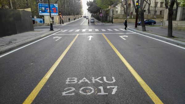 Изображение логотипа Baku 2017 на асфальте в Баку - Sputnik Azərbaycan