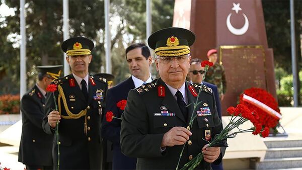 Командующий силами жандармерии Турции генерал Яшар Гюрел посетил Аллею почетного захоронения в Баку - Sputnik Азербайджан