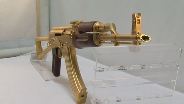 В одном из оружейных магазинов Техаса показали золотой автомат Калашникова - Sputnik Азербайджан