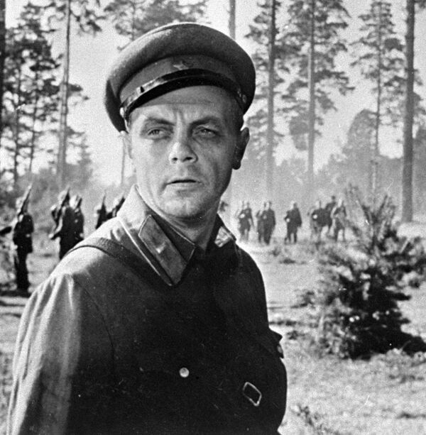 Кадр из кинофильма Живые и мертвые. Артист Кирилл Лавров в роли Синцова Кадр из кинофильма Живые и мертвые. Артист Кирилл Лавров в роли Синцова - Sputnik Азербайджан