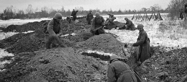Советские солдаты роют окопы готовясь к отражению атаки врага, 1943 год Советские солдаты роют окопы готовясь к отражению атаки врага, 1943 год - Sputnik Азербайджан