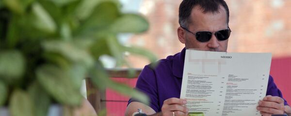 Мужчина, читающий меню, фото из архива Мужчина, читающий меню, фото из архива - Sputnik Азербайджан