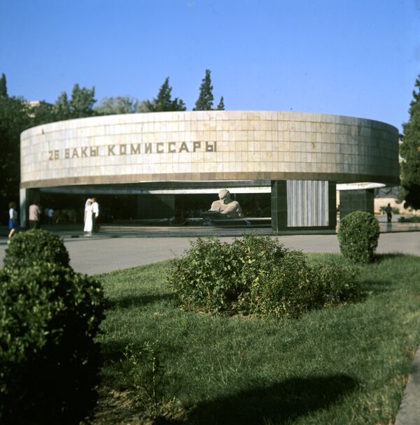 26 Bakı Komissarlarının dəfn edildiyi yerdə qoyulmuş heykəl, Bakı, 1978-ci il 26 Bakı Komissarlarının dəfn edildiyi yerdə qoyulmuş heykəl, Bakı, 1978-ci il - Sputnik Azərbaycan