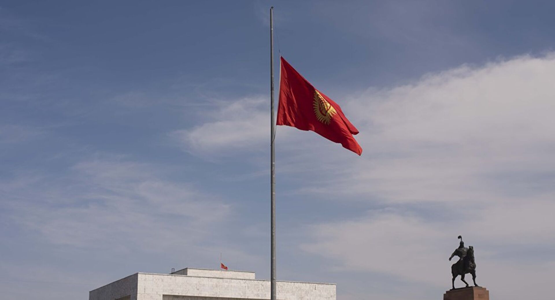 Приспущенный флаг Кыргызстана в центральной площади Ала-Тоо, фото из архива - Sputnik Азербайджан, 1920, 04.04.2024