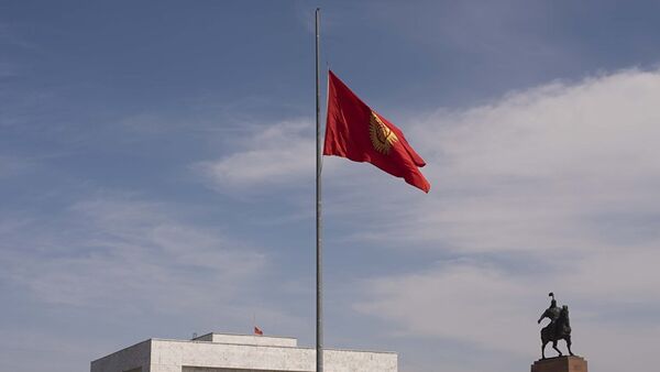 Приспущенный флаг Кыргызстана в центральной площади Ала-Тоо, фото из архива - Sputnik Азербайджан