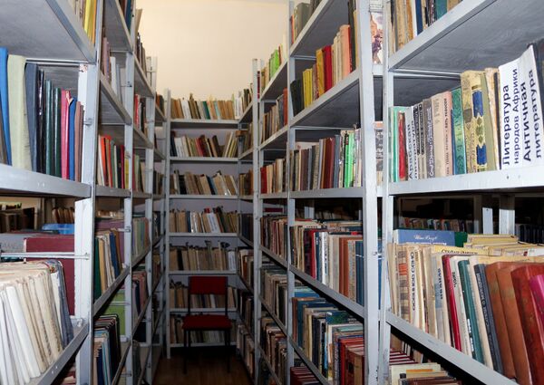 Стеллаж с книгами одной из библиотек Наримановского района Баку Стеллаж с книгами одной из библиотек Наримановского района Баку - Sputnik Азербайджан