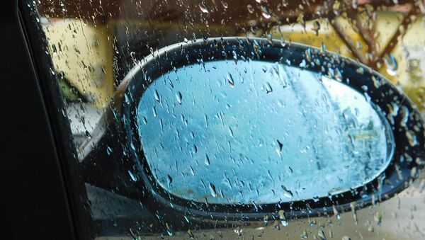 Струи дождя на стекле автомобиля, фото из архива - Sputnik Azərbaycan