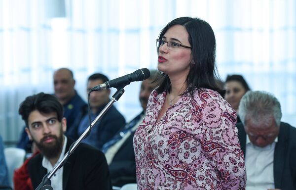 Tədbirin sonunda Olimpiya Komitəsinin vitse-prezidenti Çingiz Hüseynzadə jurnalistlərin suallarını cavablandırıb Tədbirin sonunda Olimpiya Komitəsinin vitse-prezidenti Çingiz Hüseynzadə jurnalistlərin suallarını cavablandırıb - Sputnik Azərbaycan
