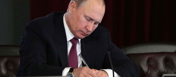 Президент РФ В. Путин принял участие в расширенном заседании коллегии МВД России Президент РФ В. Путин принял участие в расширенном заседании коллегии МВД России - Sputnik Азербайджан