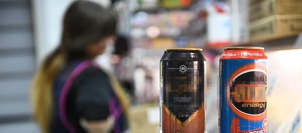 Банки с энергетическими напитками в одном из московских продуктовых магазинов, фото из архива - Sputnik Азербайджан