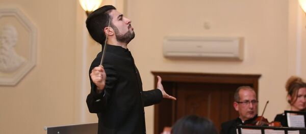Азербайджанский дирижер, лауреат международных конкурсов Фархад Гараюсифли - Sputnik Азербайджан