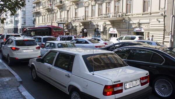 Движение транспорта на одной из улиц Баку, фото из архива - Sputnik Азербайджан