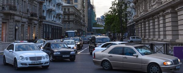 Движение транспорта на одной из центральных улиц Баку, фото из архива Движение транспорта на одной из центральных улиц Баку, фото из архива - Sputnik Азербайджан