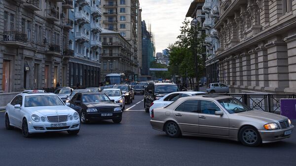Движение транспорта на одной из центральных улиц Баку, фото из архива - Sputnik Азербайджан