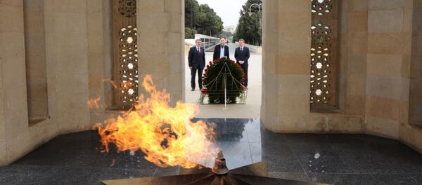 Лидер Международного евразийского движения Александр Дугин  у Вечного огня в Аллее Шехидов в Баку - Sputnik Азербайджан
