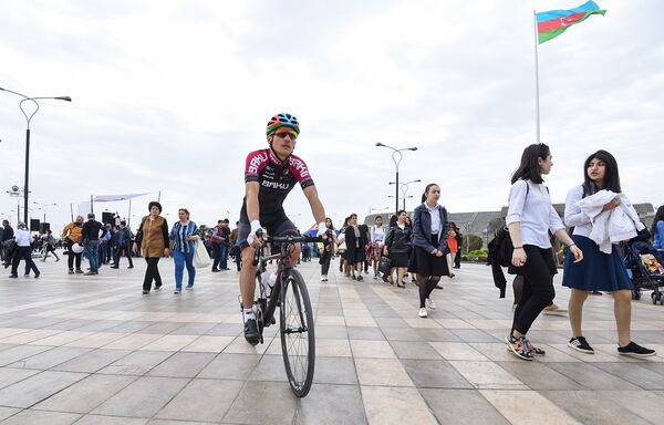 В Баку стартовал велотур Tour d’ Azerbaijan-2017 - Sputnik Азербайджан