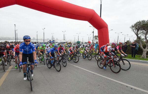 В Баку стартовал велотур Tour d’ Azerbaijan-2017 - Sputnik Азербайджан
