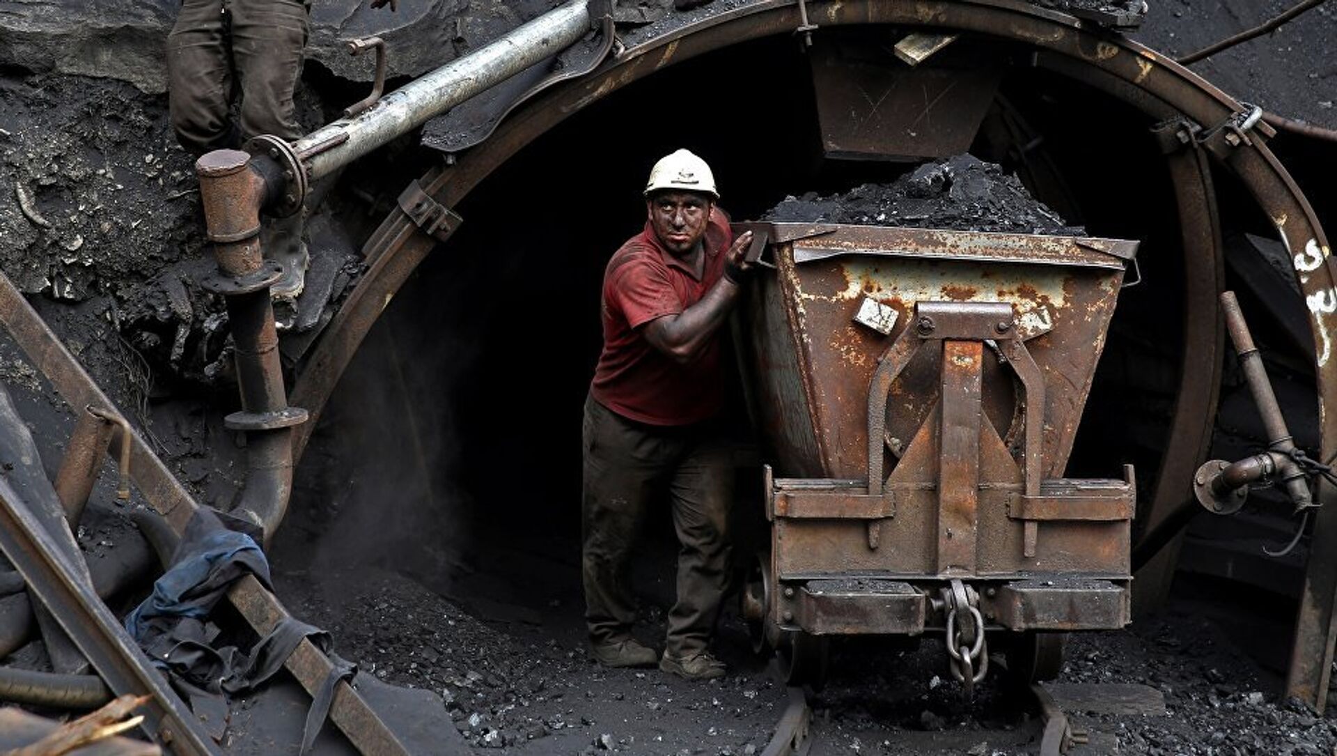 Каменный уголь шахта. Угольная промышленность Шахты. Добыча угля в шахте. Шахтная добыча угля. Шахта по добыче угля.
