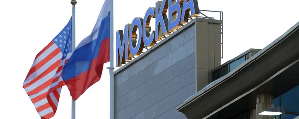 Флаги России и США в аэропорту Внуково-2, фото из архива Флаги России и США в аэропорту Внуково-2, фото из архива - Sputnik Азербайджан