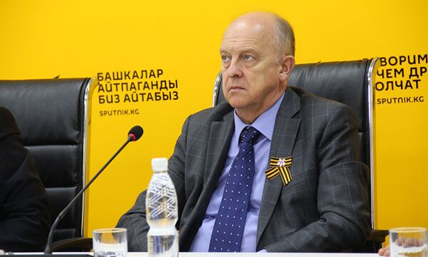 Кандидат исторических наук, советник ректора Кыргызско-Российского Славянского университета Леонид Сумароков в ходе видеомоста Бишкек — Баку — Минск — Тбилиси — Киев — Кишинев Кандидат исторических наук, советник ректора Кыргызско-Российского Славянского университета Леонид Сумароков в ходе видеомоста Бишкек — Баку — Минск — Тбилиси — Киев — Кишинев - Sputnik Азербайджан
