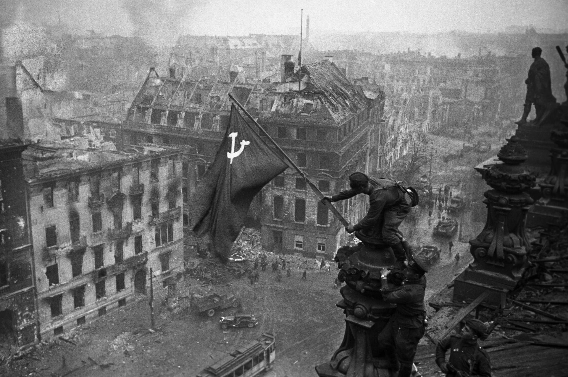 Боец Красной армии водружает Знамя Победы на поверженном Рейхстаге, 2 мая 1945 года - Sputnik Azərbaycan, 1920, 30.04.2024