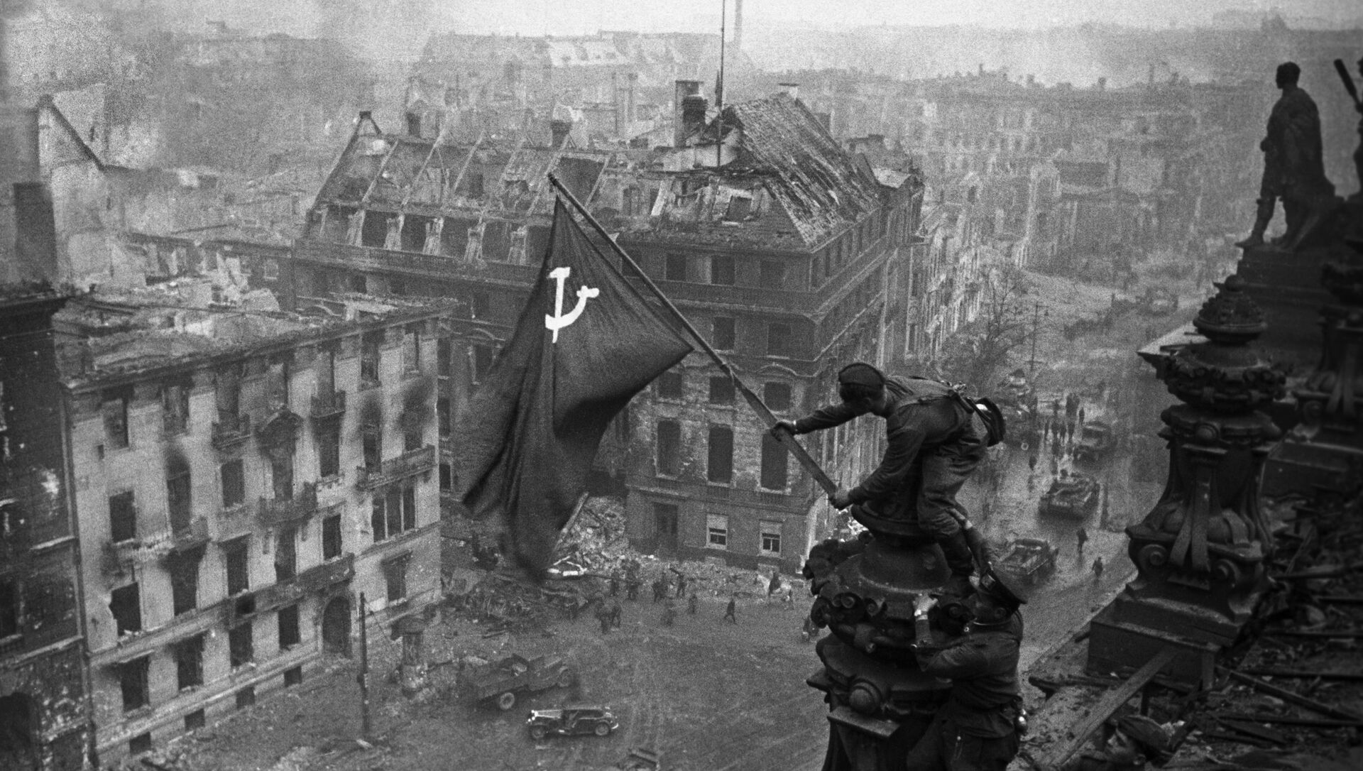 Боец Красной армии водружает Знамя Победы на поверженном Рейхстаге, 2 мая 1945 года - Sputnik Азербайджан, 1920, 22.06.2021