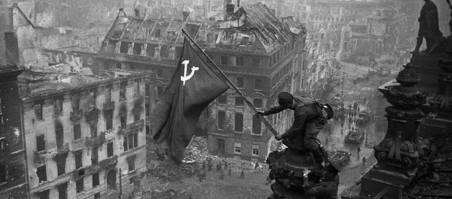 Боец Красной армии водружает Знамя Победы на поверженном Рейхстаге, 2 мая 1945 года - Sputnik Азербайджан, 1920, 21.11.2020