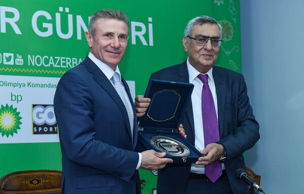 Вице-президент НОК Азербайджана Чингиз Гусейнзаде дарит памятный сувенир Сергею Бубке Вице-президент НОК Азербайджана Чингиз Гусейнзаде дарит памятный сувенир Сергею Бубке - Sputnik Азербайджан