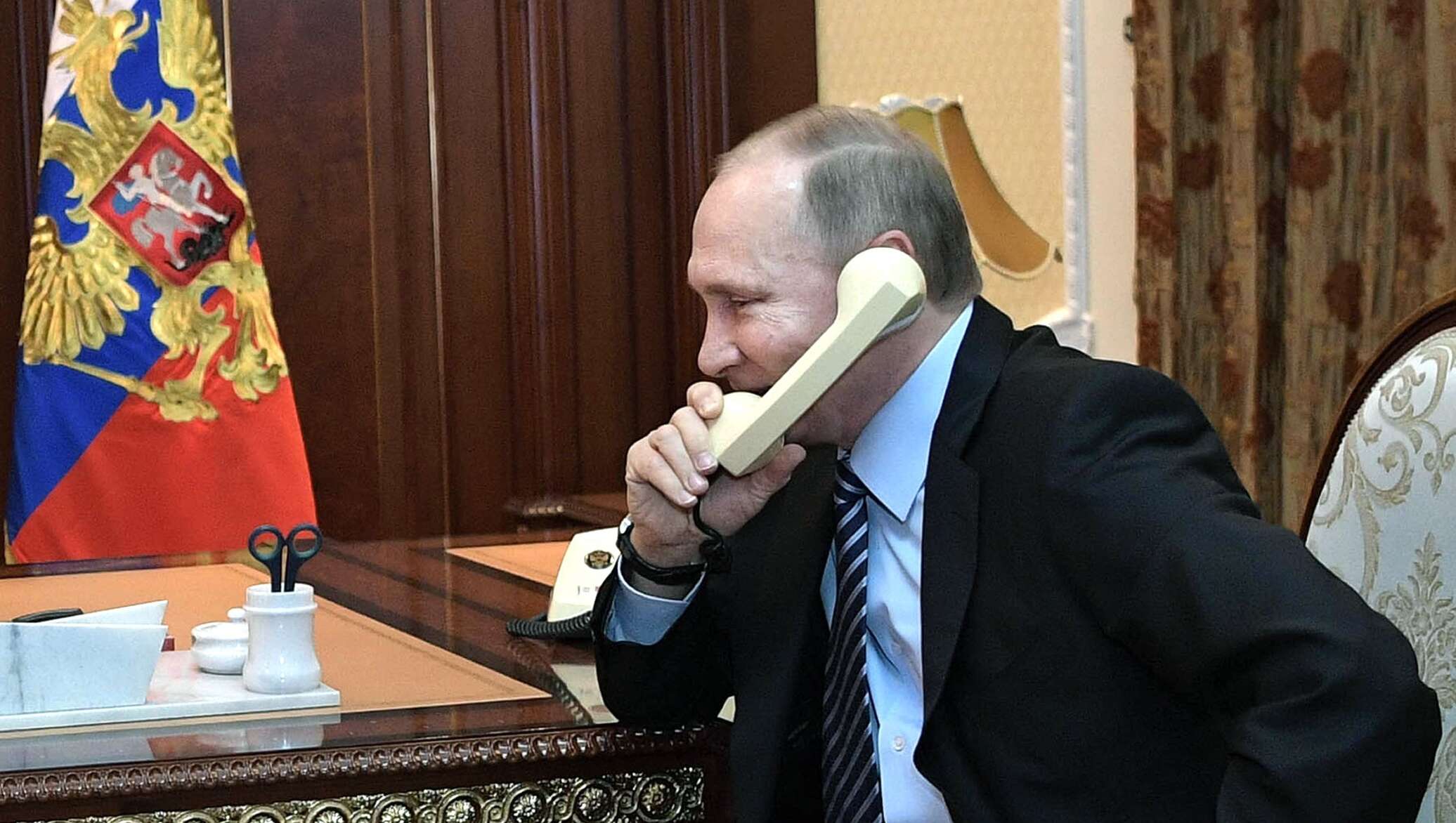 Путин звонит по телефону фото