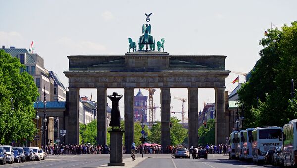 Вид на Бранденбургские ворота с западной стороны, с улицы 17 июня в Берлине - Sputnik Азербайджан
