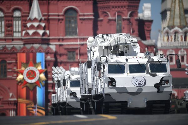Зенитно-ракетный комплекс Тор М2 на базе вездехода ДТ-30 на генеральной репетиции военного парада в Москве Зенитно-ракетный комплекс Тор М2 на базе вездехода ДТ-30 на генеральной репетиции военного парада в Москве - Sputnik Азербайджан