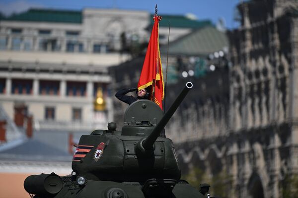 Средний танк Т-34-85 на генеральной репетиции парада Средний танк Т-34-85 на генеральной репетиции парада - Sputnik Азербайджан